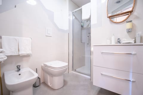 Junior Studio Suite, 1 Bedroom, Ensuite, City View | Bathroom | Shower, rainfall showerhead, free toiletries, hair dryer