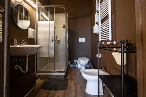 Junior Studio Suite | Bathroom | Shower, hair dryer, towels, soap