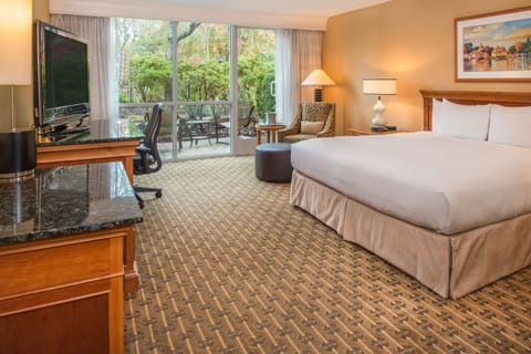 Deluxe Room, 1 King Bed, Pool View (Mobility Access w/RI SHWR) | Premium bedding, down comforters, pillowtop beds, in-room safe