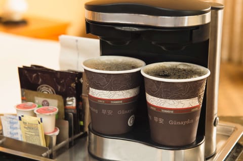 Fridge, coffee/tea maker