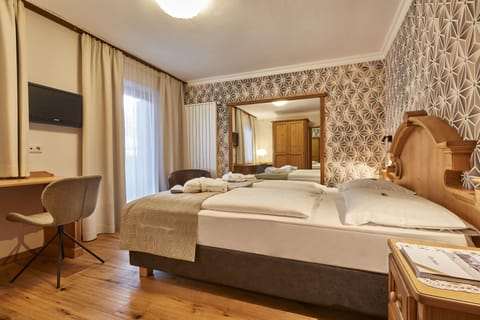 Bellerophon Suite | In-room safe, blackout drapes, free WiFi, bed sheets