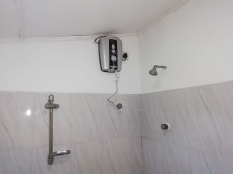 Standard Triple Room | Bathroom | Shower, rainfall showerhead, free toiletries