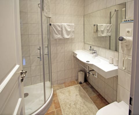 Apartment, Balcony (DUO_TRIO) | Bathroom | Shower, free toiletries, towels