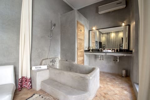 Suite (Marrakech) | Bathroom | Free toiletries, towels