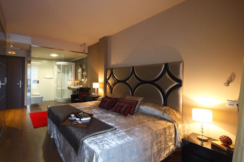 Deluxe Double or Twin Room | Minibar, in-room safe, laptop workspace, soundproofing