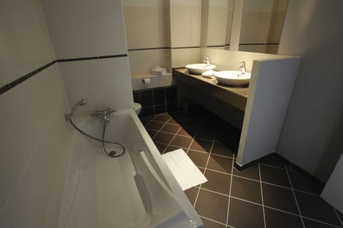 Suite | Bathroom | Hair dryer, towels