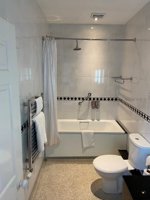 Deluxe Twin Room | Bathroom | Bathtub, hair dryer, towels