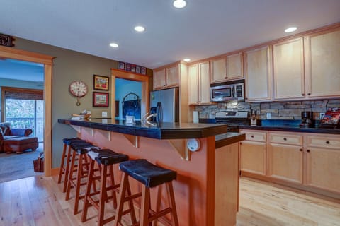 House, 3 Bedrooms | Private kitchen | Fridge, oven, stovetop, coffee/tea maker