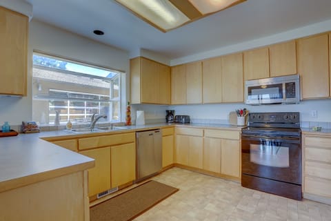 House, 3 Bedrooms | Private kitchen | Fridge, microwave, oven, stovetop