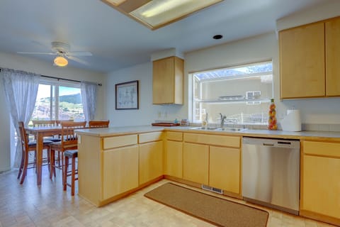 House, 3 Bedrooms | Private kitchen | Fridge, microwave, oven, stovetop