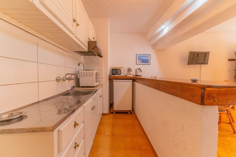 Grand Apartment, Accessible | Private kitchen | Fridge, microwave, stovetop, electric kettle