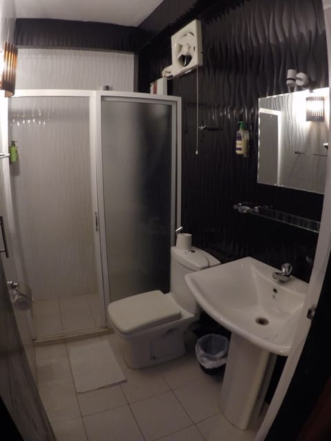 Standard Triple Room | Bathroom | Shower, hydromassage showerhead, hair dryer, bidet