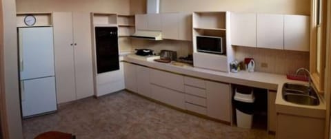 5 Bedroom 2 Bathroom Suite | Private kitchen | Microwave