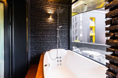 Deluxe Room (Iconic 401) | Deep soaking bathtub