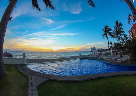 Outdoor pool, pool umbrellas, sun loungers