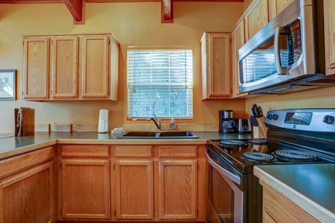 House, 1 Bedroom | Private kitchen | Fridge, microwave, oven, stovetop