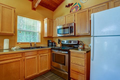 House, 1 Bedroom | Private kitchen | Fridge, microwave, oven, stovetop