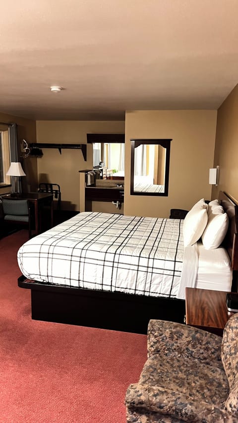 Suite, 1 King Bed | Desk, soundproofing, iron/ironing board, free WiFi