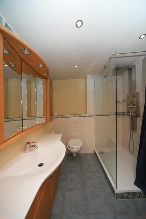 Comfort Apartment (6 Persons) | Bathroom | Free toiletries, hair dryer, towels