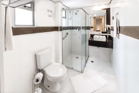 Executive Suite | Bathroom | Shower, rainfall showerhead, free toiletries, hair dryer