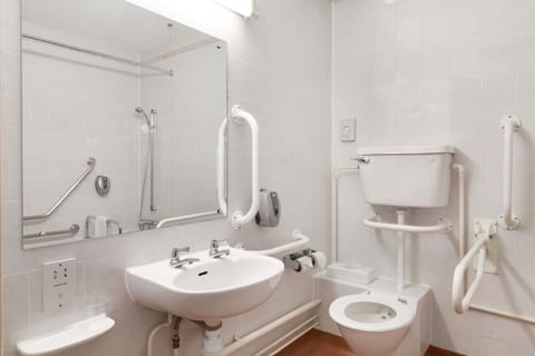 Room, 1 Twin Bed, Accessible, Non Smoking (Mobility) | Bathroom | Combined shower/tub, eco-friendly toiletries, hair dryer, towels