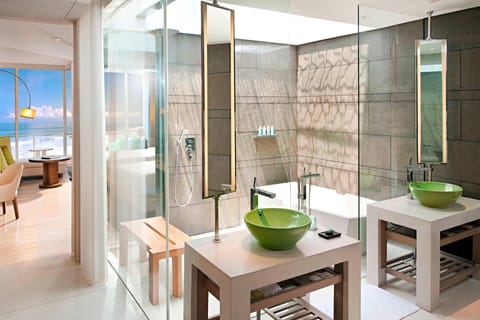 Separate tub and shower, deep soaking tub, rainfall showerhead