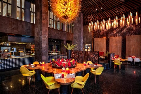 2 restaurants, breakfast served