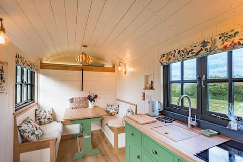 Luxury Room, Ensuite (Cottage Shepherds Hut)