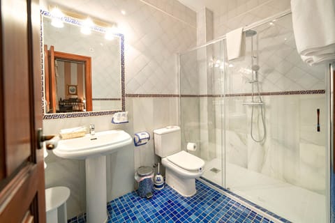 Superior Twin Room | Bathroom | Hair dryer, bathrobes, slippers, towels