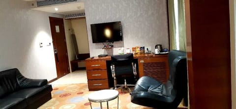 Room, 1 King Bed, Accessible, Non Smoking | Minibar, in-room safe, desk, laptop workspace