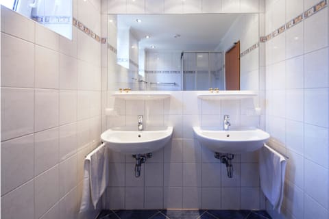 Triple Room | Bathroom | Shower, hair dryer, towels