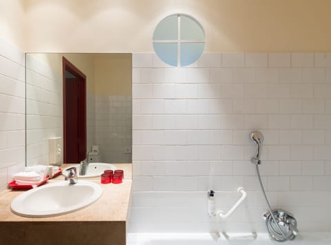 Superior Double or Twin Room | Bathroom | Combined shower/tub, free toiletries, hair dryer, towels