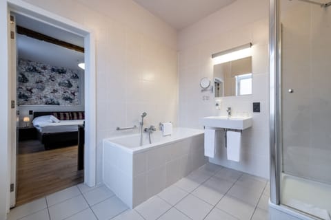 Standard Double or Twin Room | Bathroom | Hair dryer, towels