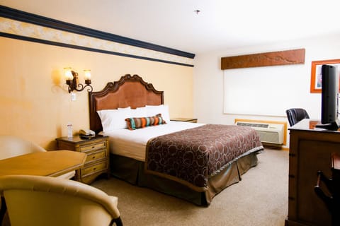 Deluxe Room, 1 King Bed | Premium bedding, down comforters, in-room safe, desk