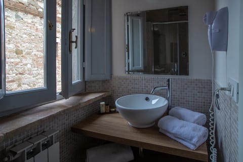 Deluxe Double Room | Bathroom sink