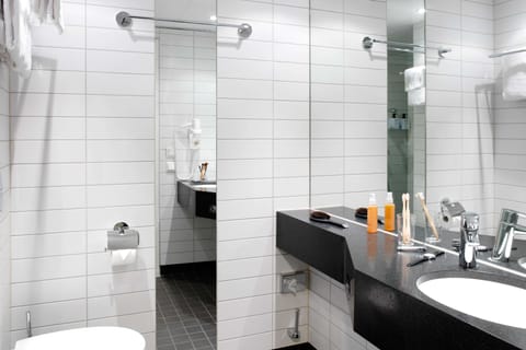 Superior Room (Extra) | Bathroom | Shower, free toiletries, hair dryer, towels