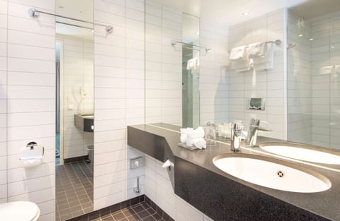 Junior Studio Suite | Bathroom | Shower, free toiletries, hair dryer, towels