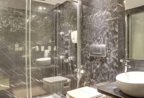 Studio | Bathroom | Shower, rainfall showerhead, free toiletries, hair dryer