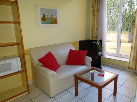 Basic Studio | Living area | LCD TV