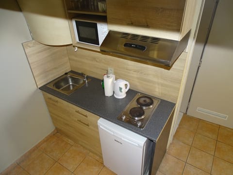 Fridge, microwave, stovetop, coffee/tea maker