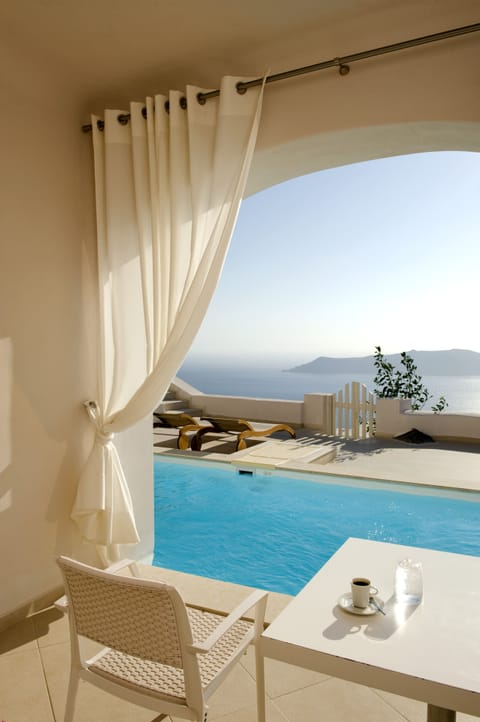 Deluxe Suite, Heated Pool, Caldera View | Premium bedding, pillowtop beds, minibar, in-room safe