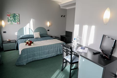 Double Room | Minibar, in-room safe, desk, soundproofing