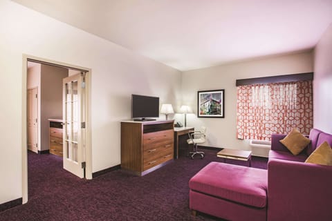 Deluxe Suite, 1 King Bed, Non Smoking (Deluxe Family Suite) | Room amenity