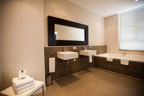 Superior Double Room | Bathroom | Free toiletries, hair dryer, towels
