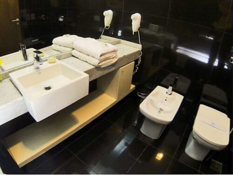 Standard Apartment | Bathroom | Combined shower/tub, hair dryer, towels