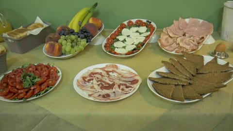 Daily continental breakfast (EUR 5 per person)