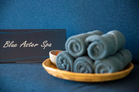 Couples treatment rooms, spa tub, body treatments, aromatherapy