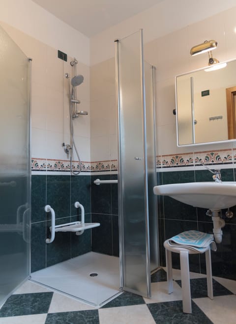 Classic Triple Room, 1 Bedroom | Bathroom | Free toiletries, hair dryer, bidet, towels