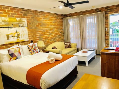 Standard Room, Non Smoking (Motel Queen Room) | Iron/ironing board, free WiFi, bed sheets