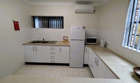 Deluxe Room, Kitchenette | Private kitchen | Fridge, microwave, electric kettle, toaster